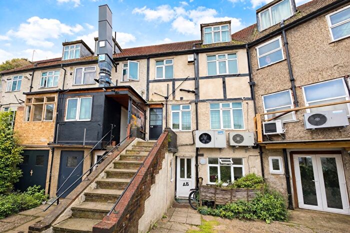 2 Bedroom Flat To Rent In Houghton Mansions, Houghton Road, Dunstable, Bedfordshire, LU6