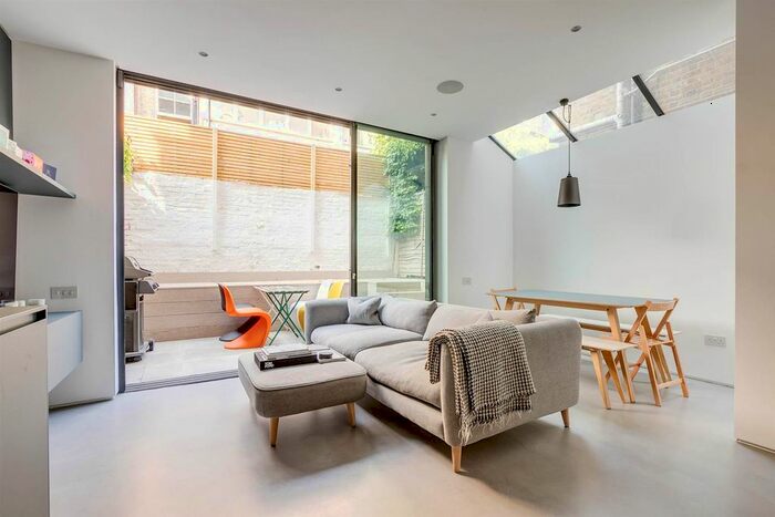 2 Bedroom Flat To Rent In Crookham Road, London, SW6