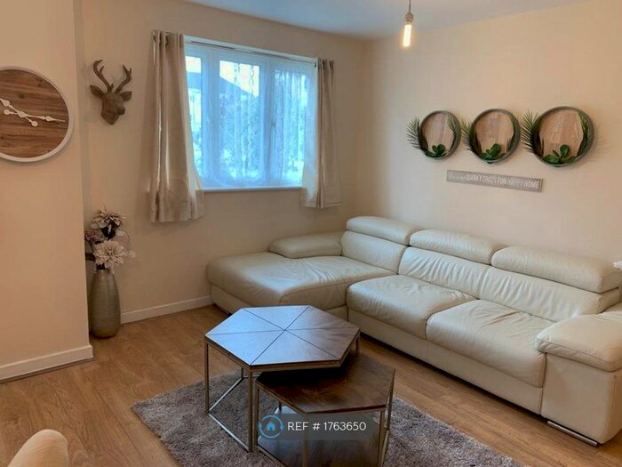 2 Bedroom Flat To Rent In Ley Farm Close, Watford, WD25