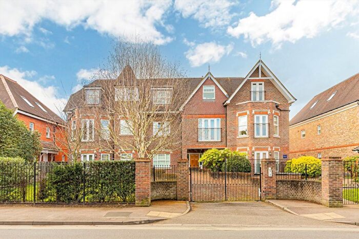 2 Bedroom Flat To Rent In Oatlands Chase, Weybridge, KT13