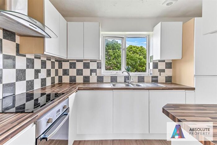 2 Bedroom Maisonette For Sale In Hollybush Way, West Cheshunt, EN7