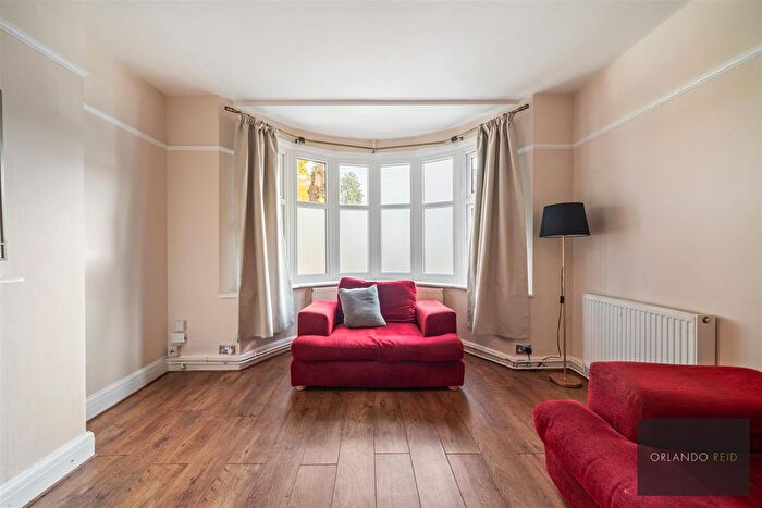 2 Bedroom Flat To Rent In Kings Avenue, London, SW4