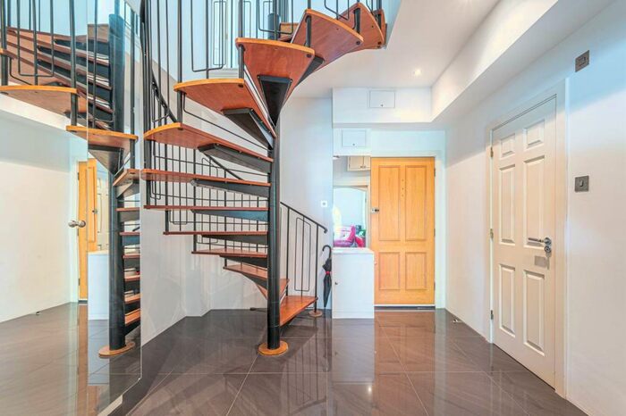 3 Bedroom Flat To Rent In Royal Drive, Friern Barnet, London, N11