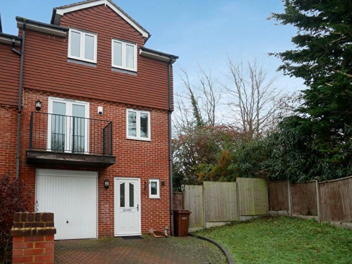 4 Bedroom End Of Terrace House To Rent In Chatham, Kent, ME5