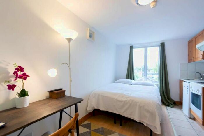 Studio To Rent In West Cromwell Road, Earls Court, London, SW5