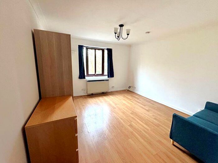 Flat To Rent In Glyn Avenue, Barnet, EN4