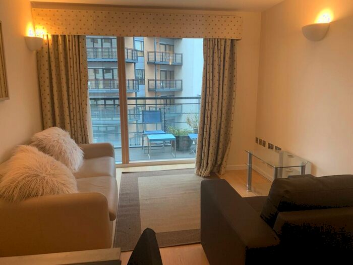 2 Bedroom Flat To Rent In Riverside Way, Leeds, West Yorkshire, Uk, LS1