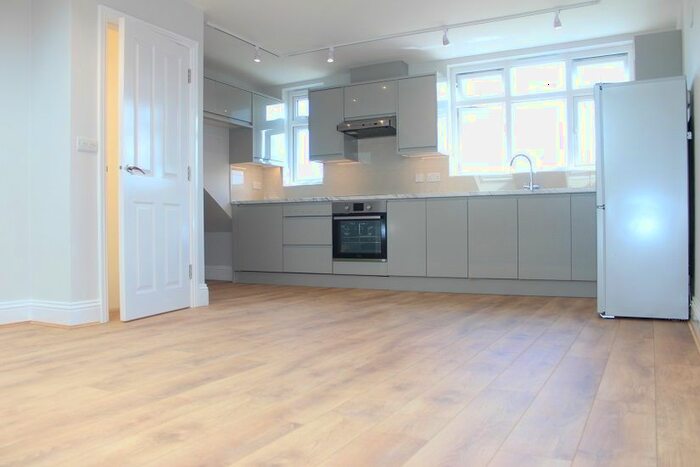 3 Bedroom Flat To Rent In College Hill Road, Harrow, HA3