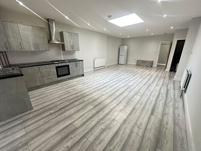 3 Bedroom Flat To Rent In Maple Grove, Southall, Greater London, UB1