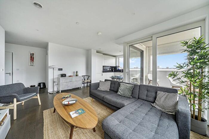 2 Bedroom Flat To Rent In Walworth Road, Elephant And Castle, London, SE17