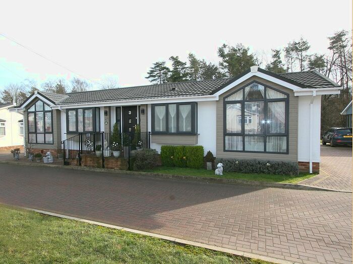 2 Bedroom Mobile/park Home For Sale In Meadow View, Maidstone, ME17