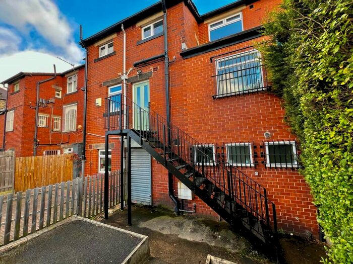 2 Bedroom Flat To Rent In New Road Side, Horsforth, Leeds, LS18