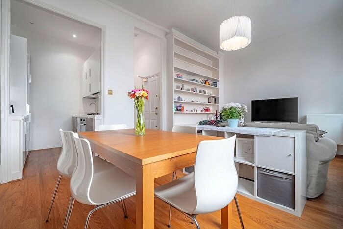 2 Bedroom Flat For Sale In North End Road, Fulham, London, SW6
