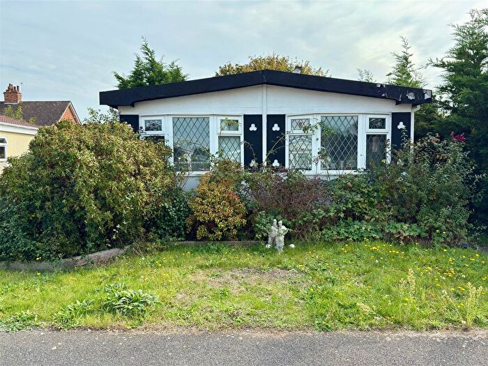 2 Bedroom Mobile/park Home For Sale In Highgrove Close, Lowestoft, Suffolk, NR32