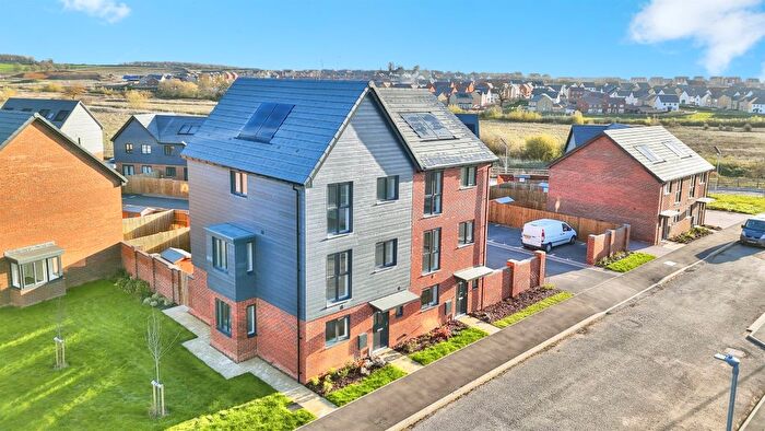 4 Bedroom Semi-Detached House For Sale In Station Island, Wellingborough, NN8