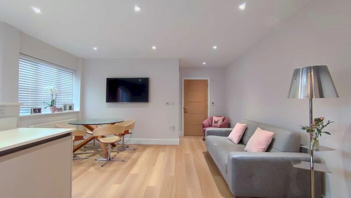 1 Bedroom Flat To Rent In Firgrove Hill, Farnham, GU9