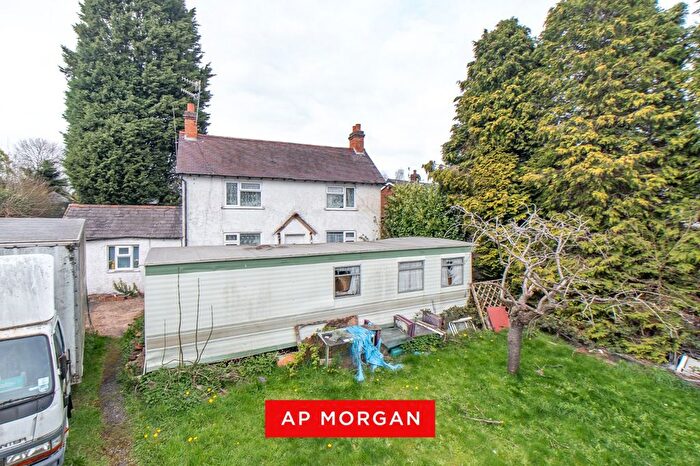 2 Bedroom Cottage For Sale In Barley Mow Lane, Catshill, Bromsgrove, Worcestershire, B61