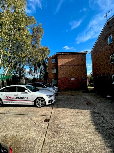 1 Bedroom Flat To Rent In Express Drive, Ilford, Essex, IG3