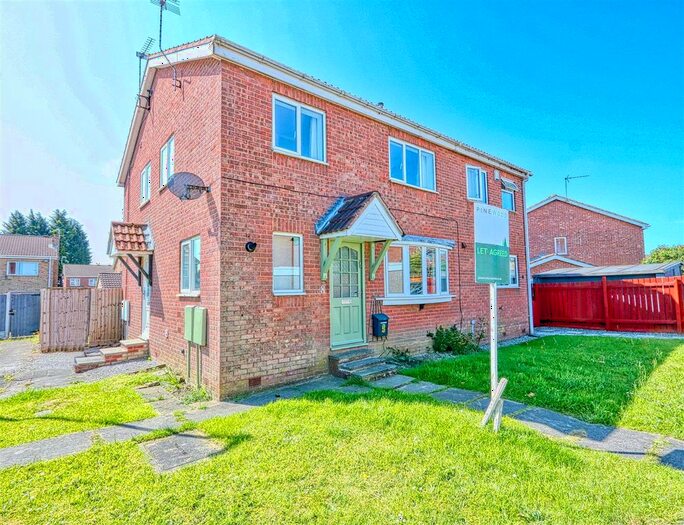 2 Bedroom Town House To Rent In Fabric View, Holmewood, Chesterfield, Derbyshire, S42