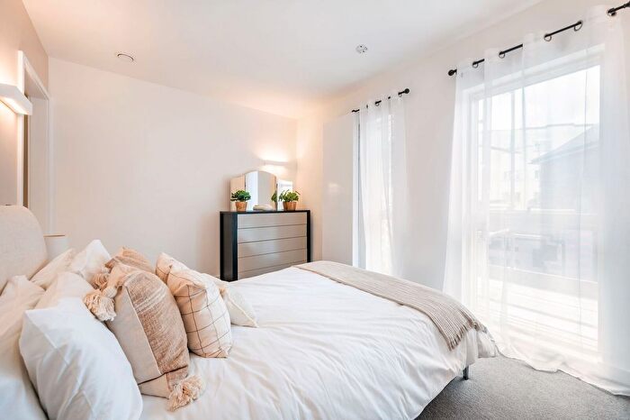 3 Bedroom Flat To Rent In Madeleine Court, North Acton, Acton, W3