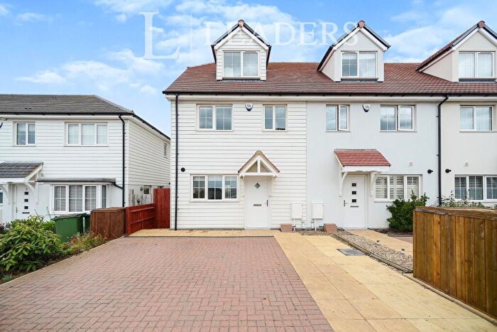 3 Bedroom Semi-Detached House To Rent In Friars Close, BN10