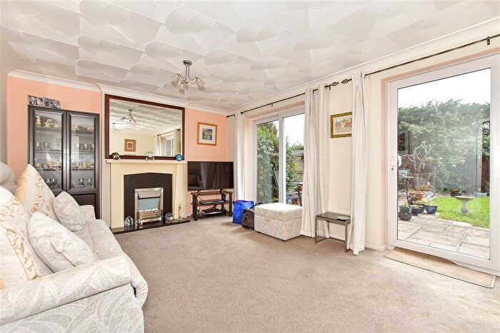 4 Bedroom Link Detached House For Sale In Richmond Drive, New Romney, Kent, TN28
