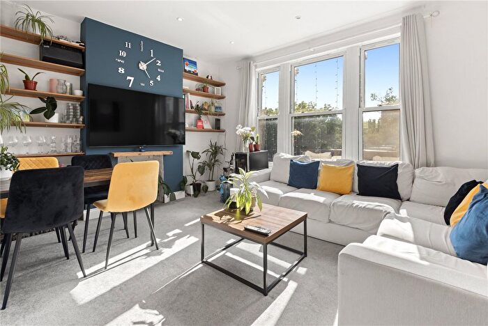 3 Bedroom Flat For Sale In Garratt Lane, London, SW18