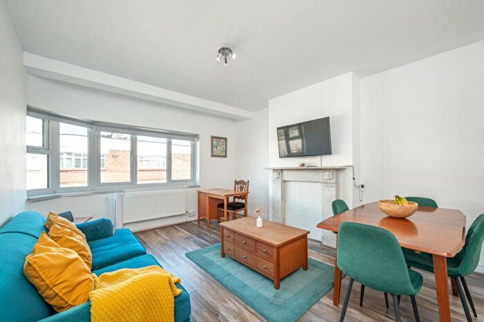 2 Bedroom Flat To Rent In Watford Way, Mill Hill, London, NW7