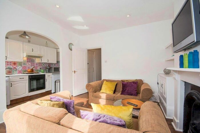 2 Bedroom Flat To Rent In Tremadoc Road, London, SW4