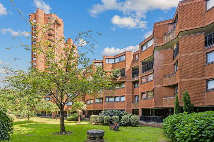 3 Bedroom Flat For Sale In Blantyre Walk, Worlds End Estate, SW10