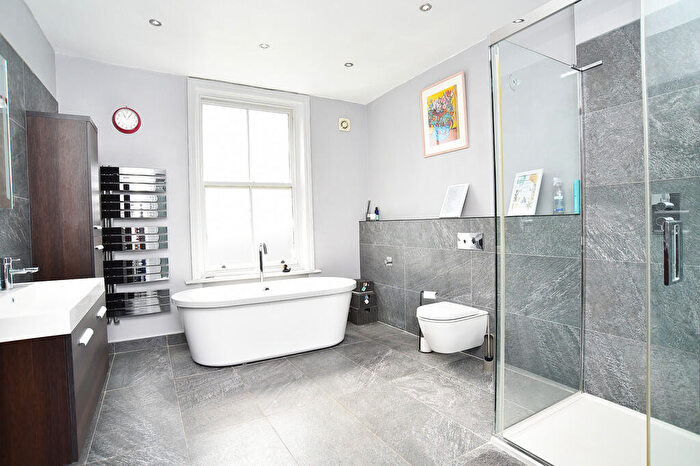 2 Bedroom Apartment For Sale In East Parade, Harrogate, HG1