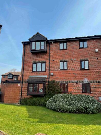 2 Bedroom Ground Flat To Rent In Gladbeck Way, Enfield, EN2