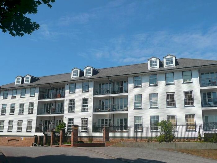 2 Bedroom Flat To Rent In Commercial Place, Gravesend, Kent, DA12