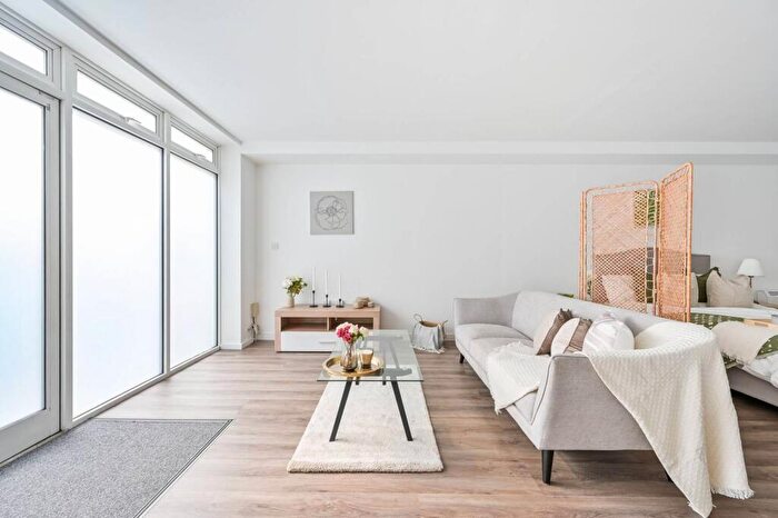 1 Bedroom Apartment For Sale In Palmers Road, Bethnal Green, E2