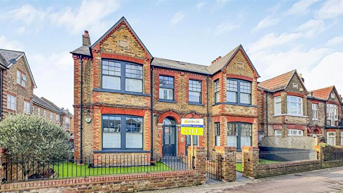 2 Bedroom Apartment For Sale In St. Leonards Road, Windsor, SL4