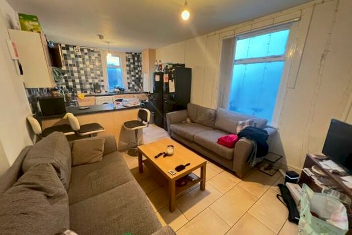 6 Bedroom Terraced House To Rent In Llantwit Street - Cardiff, CF24