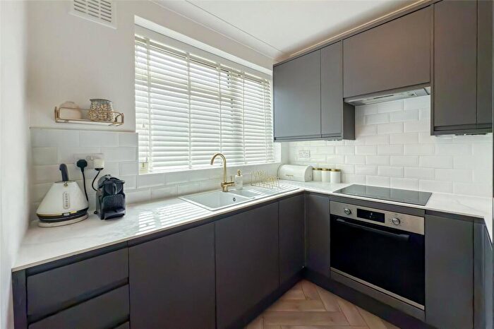 2 Bedroom Apartment For Sale In The Beeches, Park Street, St. Albans, Hertfordshire, AL2