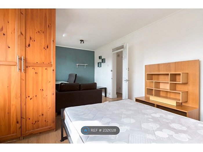 2 Bedroom Flat To Rent In Rugless House, London, E14