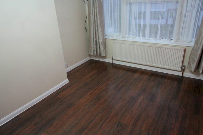 2 Bedroom Flat To Rent In Berwick Avenue, Hayes, UB4