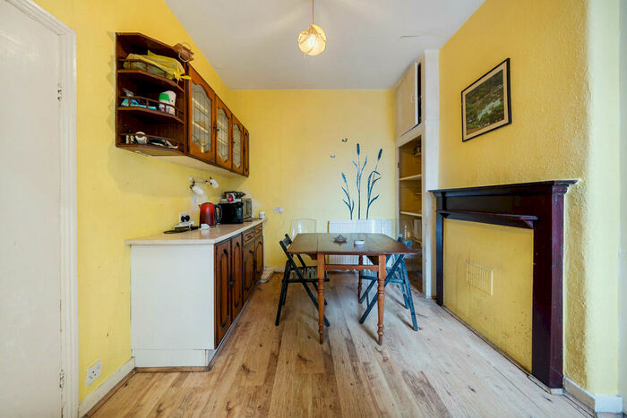 3 Bedroom Terraced House For Sale In York Road, Bounds Green, N11