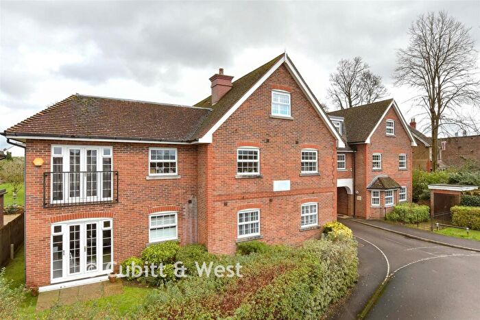 1 Bedroom Flat For Sale In Brighton Road, Lower Kingswood, Surrey, KT20