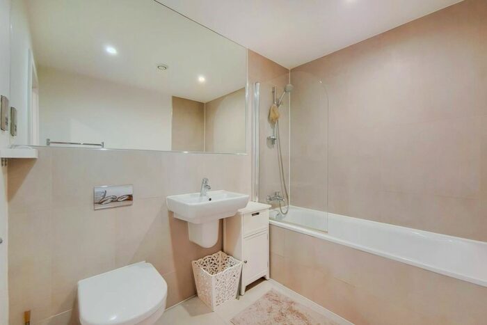 1 Bedroom Flat To Rent In Cornell Square, Nine Elms, London, SW8