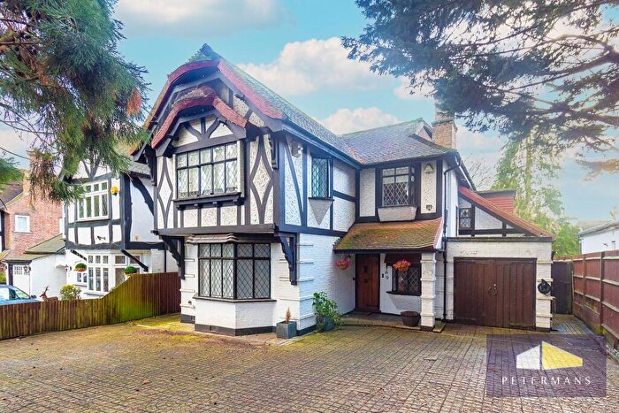 4 Bedroom Detached House To Rent In Canons Drive, Edgware, HA8