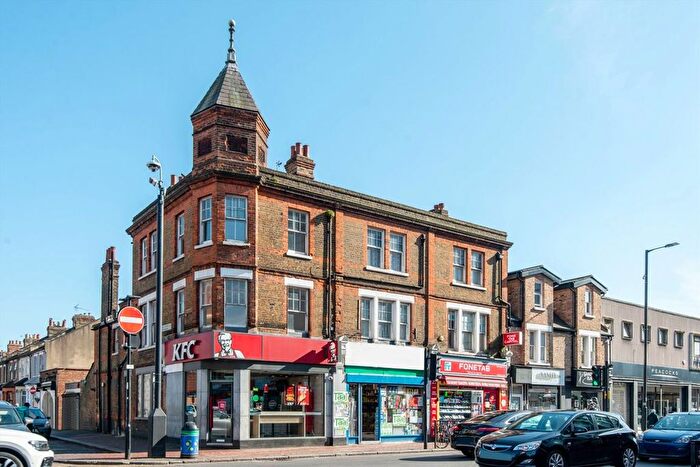 3 Bedroom Flat To Rent In Fore Street, London, N18