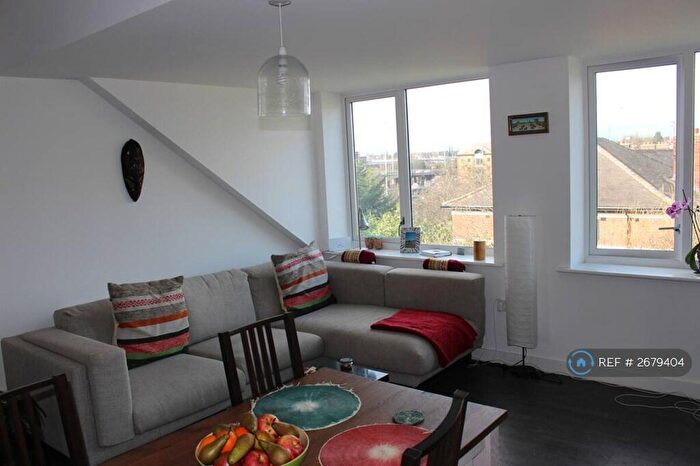 2 Bedroom Flat To Rent In Baldwin Court, Barnet, London, NW11