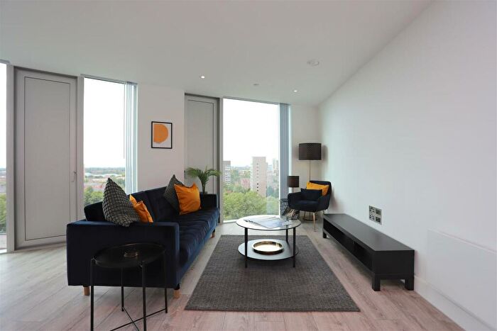 2 Bedroom Apartment To Rent In Thr, New Jackson, EE60