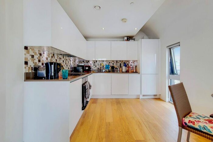 2 Bedroom Flat To Rent In Love Lane, Woolwich, London, SE18