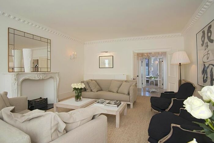 3 Bedroom Flat To Rent In Chester Square, Belgravia, London, SW1W