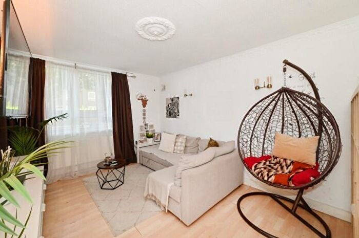 2 Bedroom Flat For Sale In Nairn Street, London, E14
