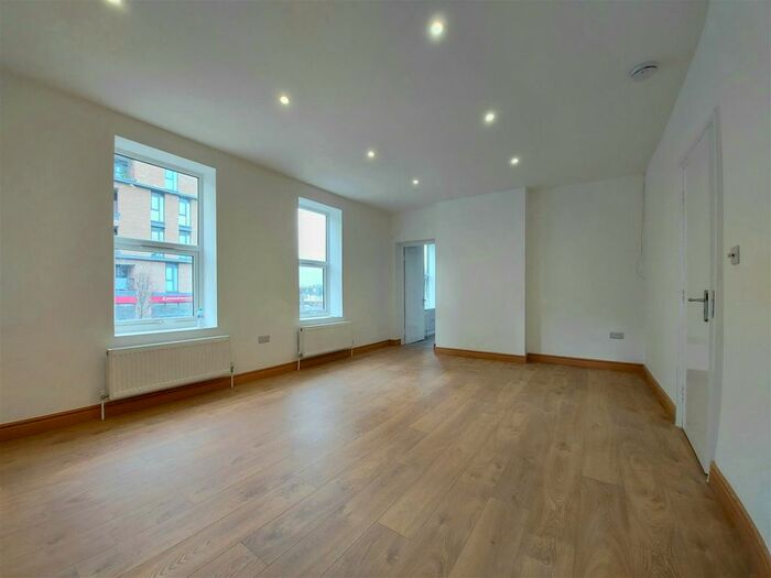 3 Bedroom Flat To Rent In High Street, Sutton, SM1